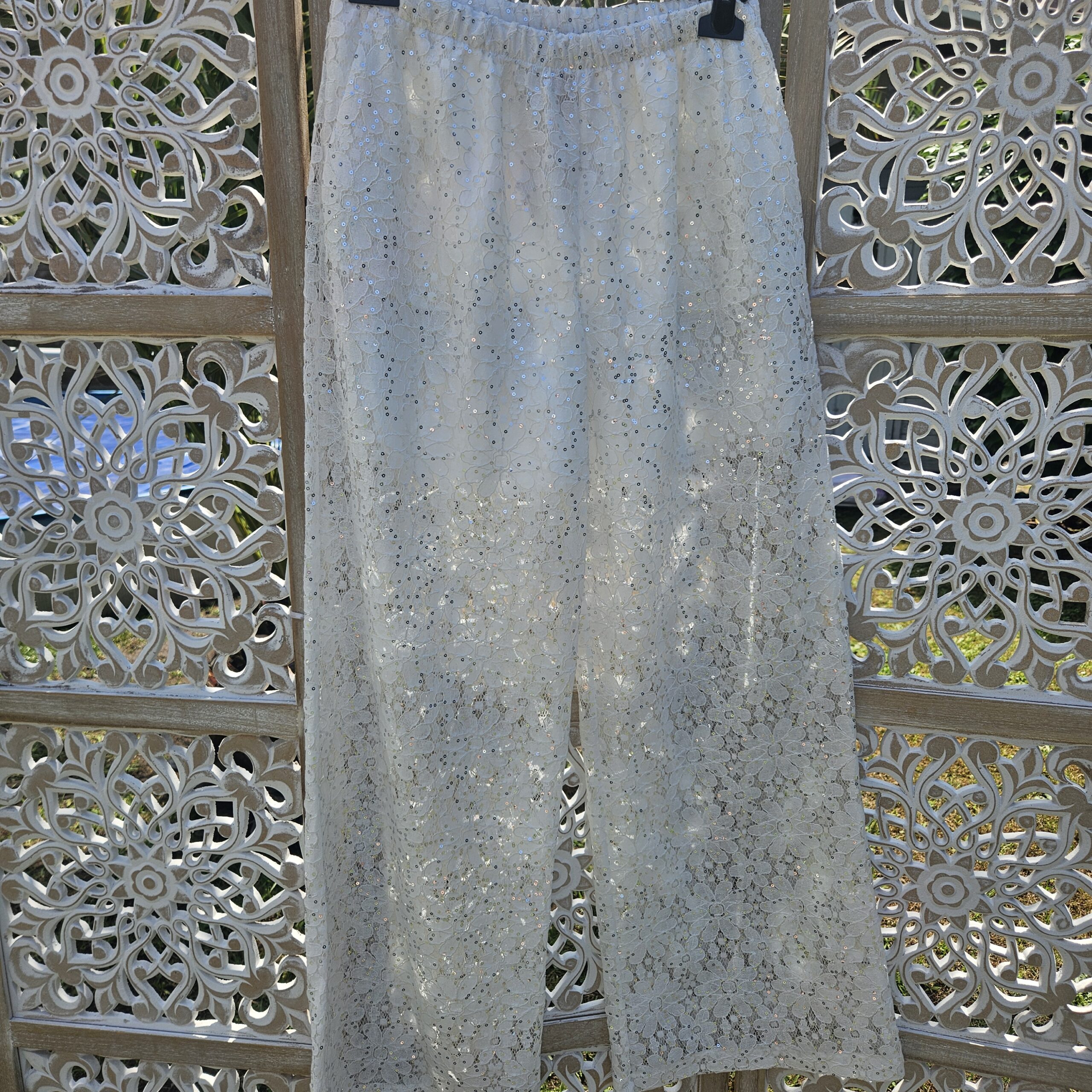 Pantalon blanc dentelle et sequins