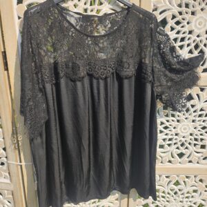 Top noir oversize manches courtes dentelle