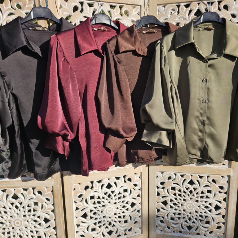 Chemise satinée manches 3/4 bouffantes