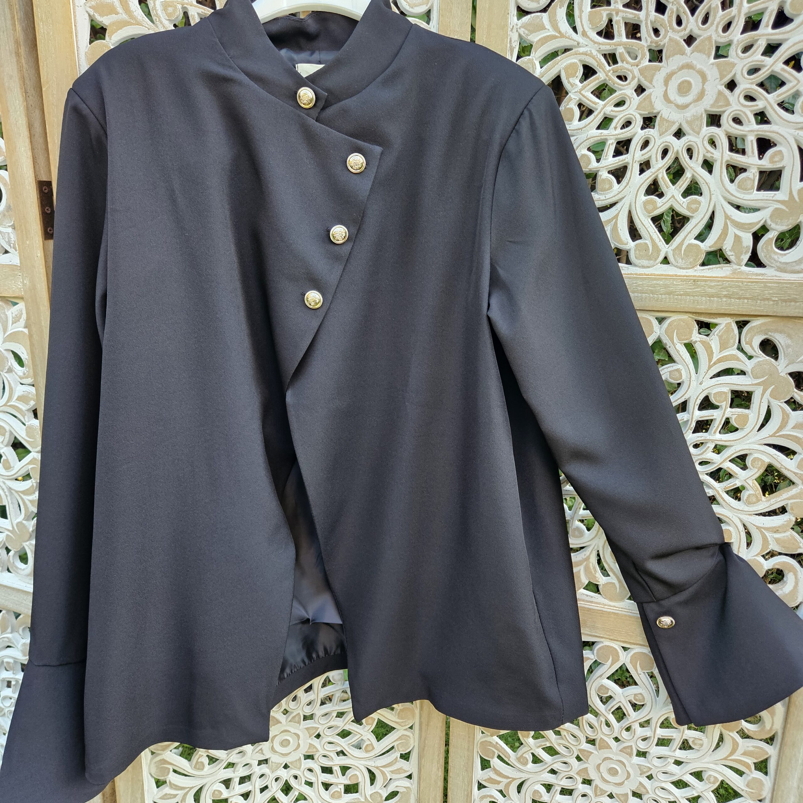 Blazer noir asymétrique manches évasées