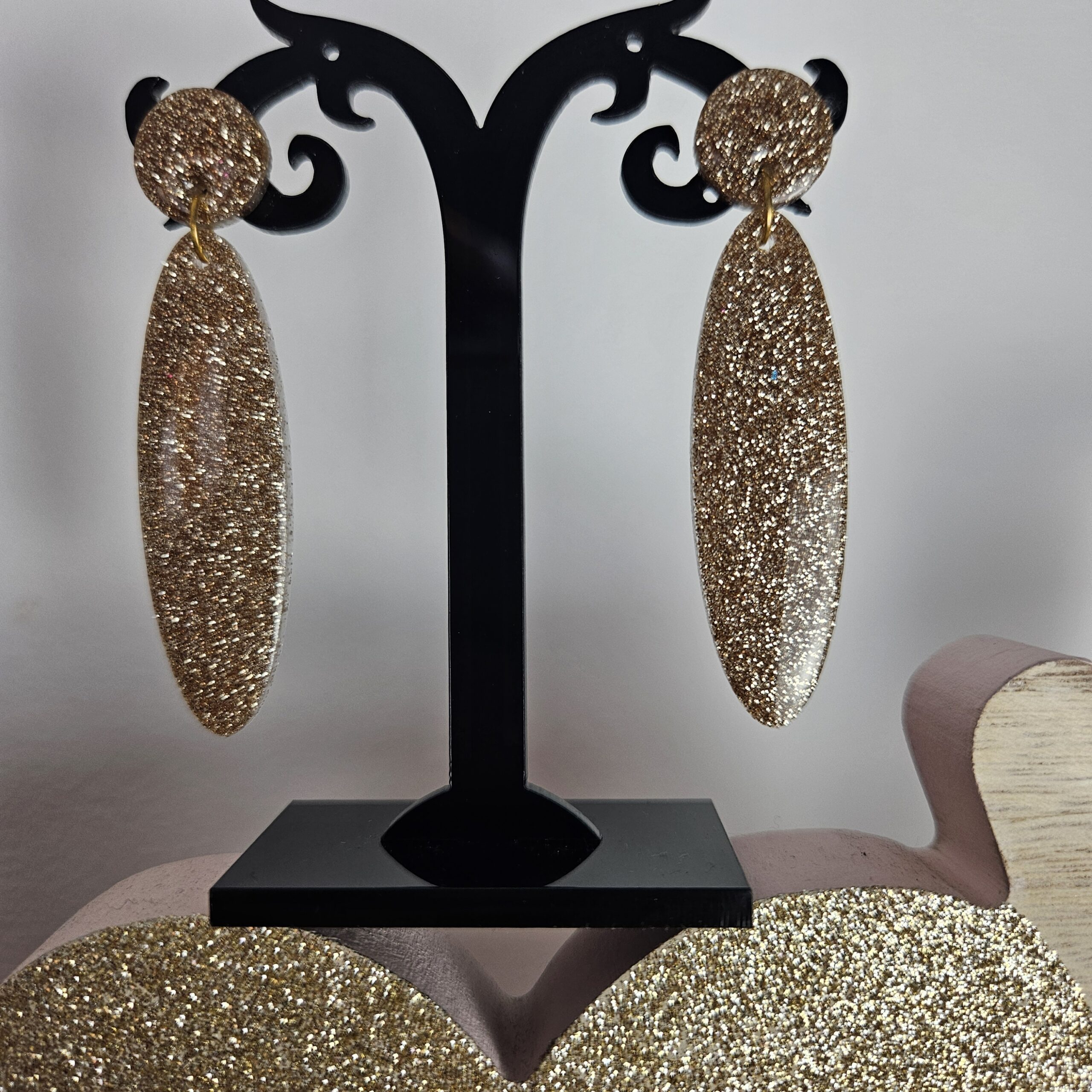 Boucle d'oreille ovale pailletée dorée