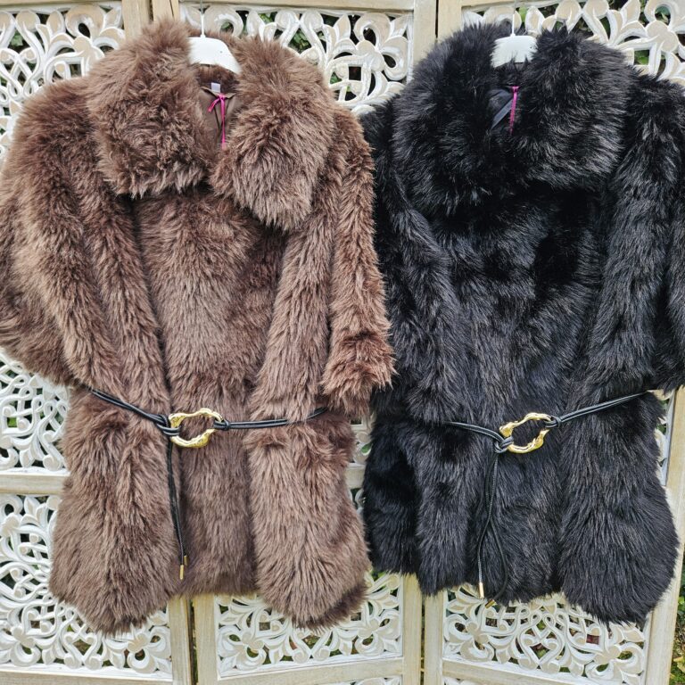 Veste/cape manches courtes fausse fourrure
