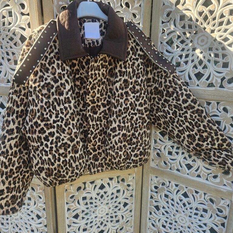 Veste courte léopard détails dorés